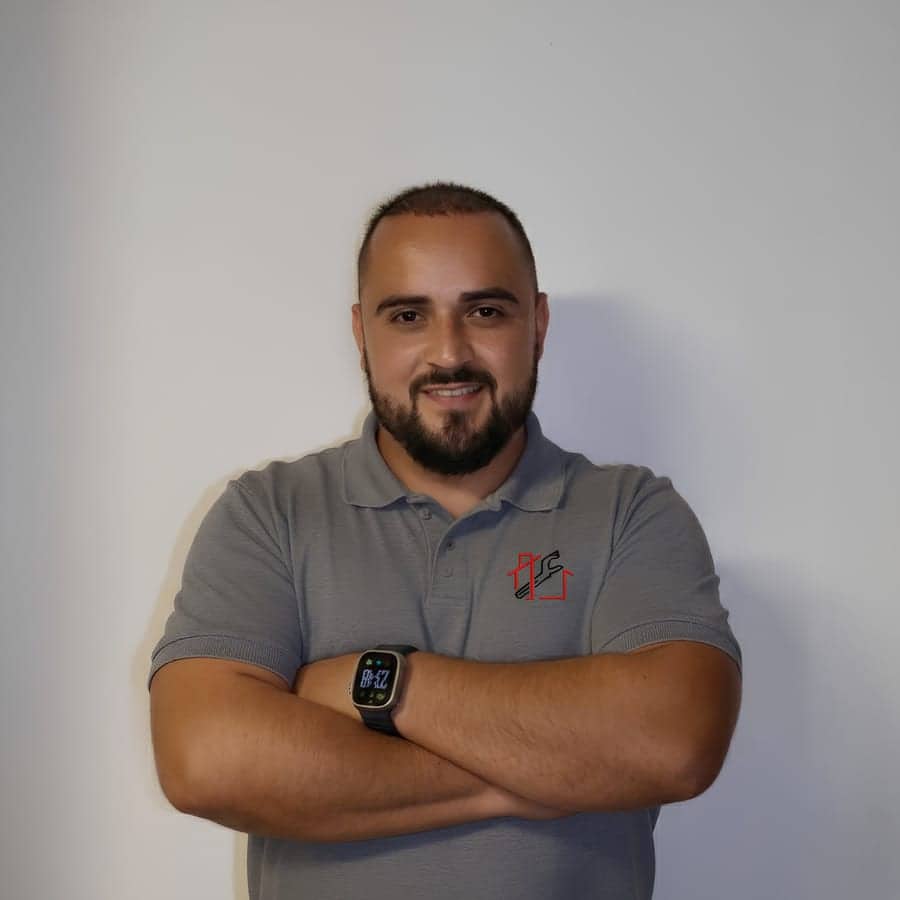 Uno de los técnicos del equipo de Persianas AL Rescate en A Coruña